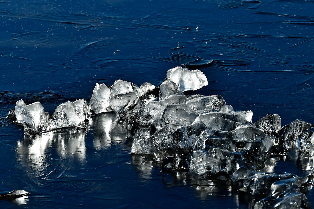 Ungewöhnliche Eisformation im Morgenlicht auf einem See, Grimsholmen, Halland, Schweden