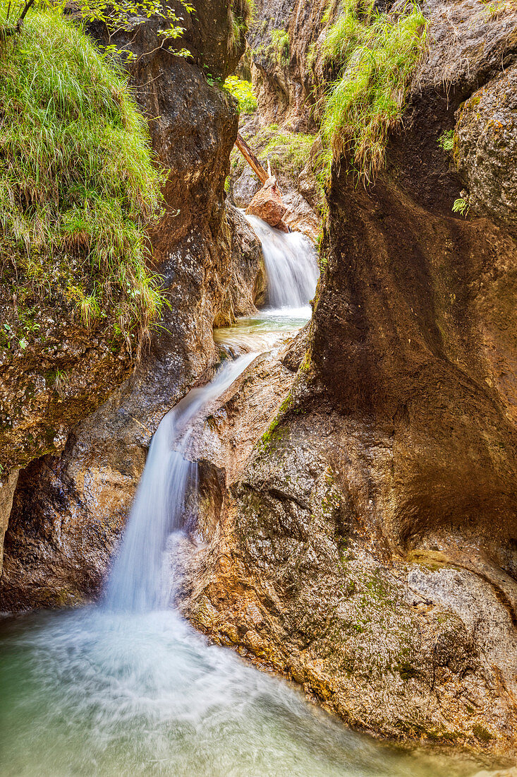 Wasserfall in der Almbachklamm in den Berchtesgadener Alpen, Bayern, Deutschland