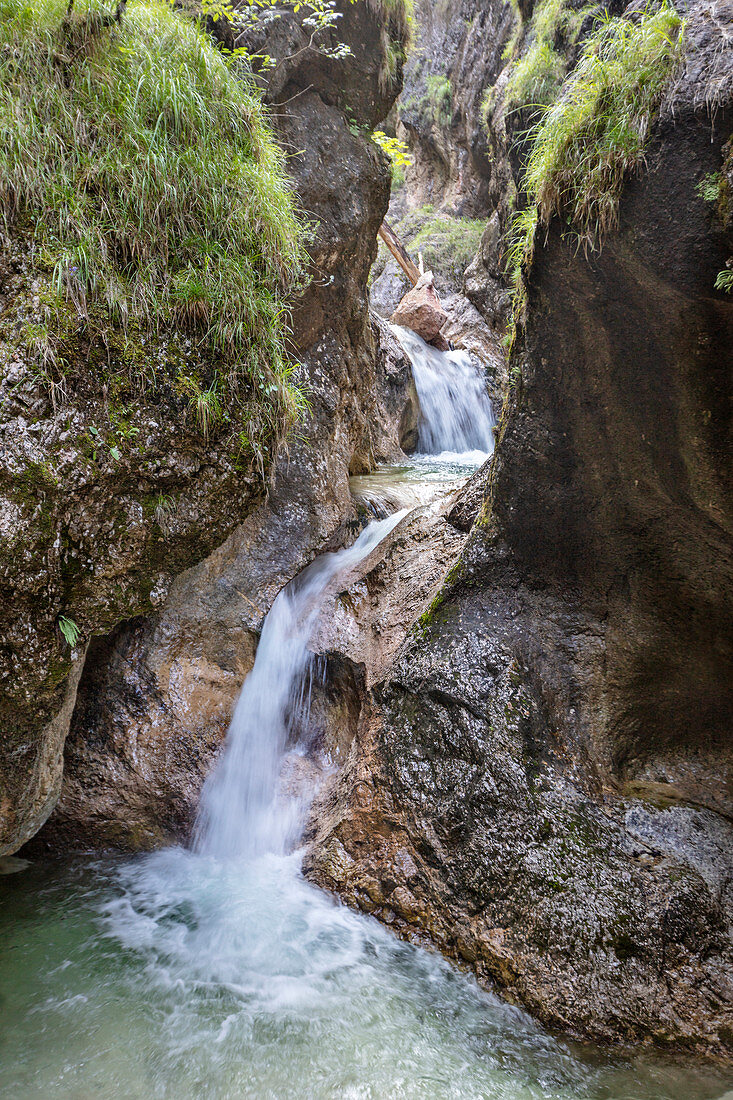Flusslauf in der Almbachklamm in den Berchtesgadener Alpen, Bayern, Deutschland