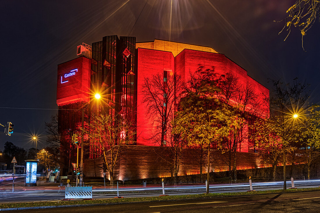 Gasteig mit roter Sonderbeleuchtung, München, Bayern, Deutschland