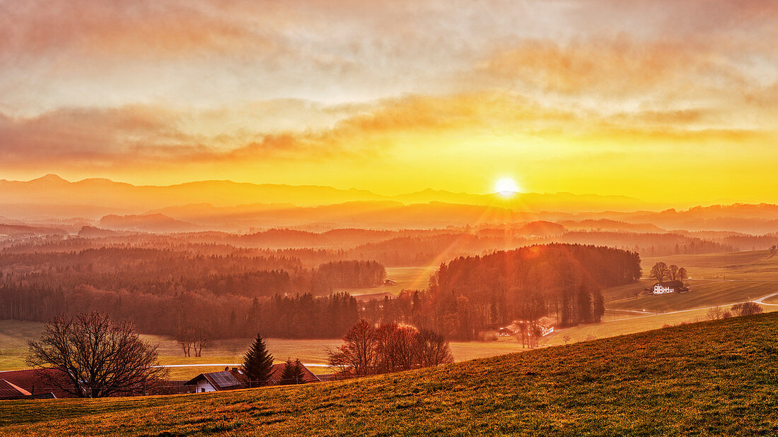 Sonnenuntergang vom Irschenberg, Bayern, Deutschland