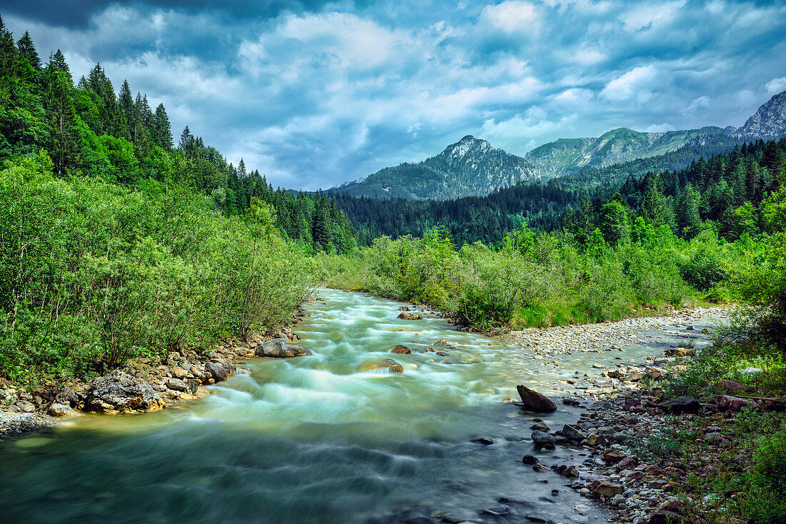 Blick über den Fluss Halblech auf die Ammergauer Alpen, Bayern, Deutschland, Europa