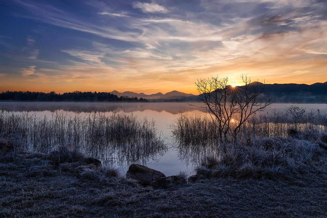 Sonnenaufgang im Winter am Staffelsee, Uffing, Bayern, Deutschland, Europa