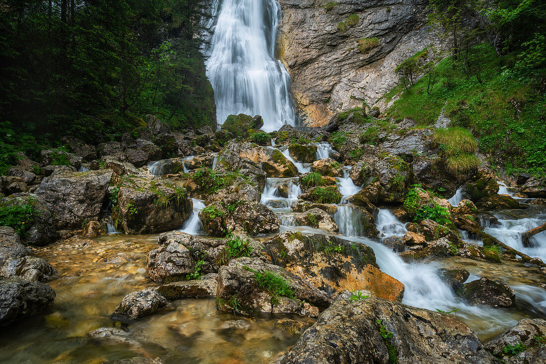 Der Wasserfall oberhalb der Kenzenhütte, Allgäu, Bayern, Deutschland, Europa