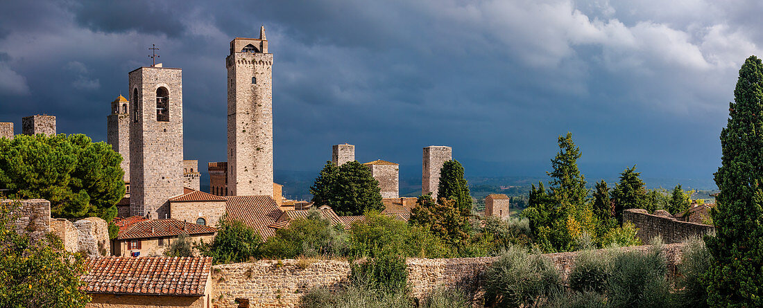 Gewitterhimmel über San Gimignano, Toskana, Italien, Europa