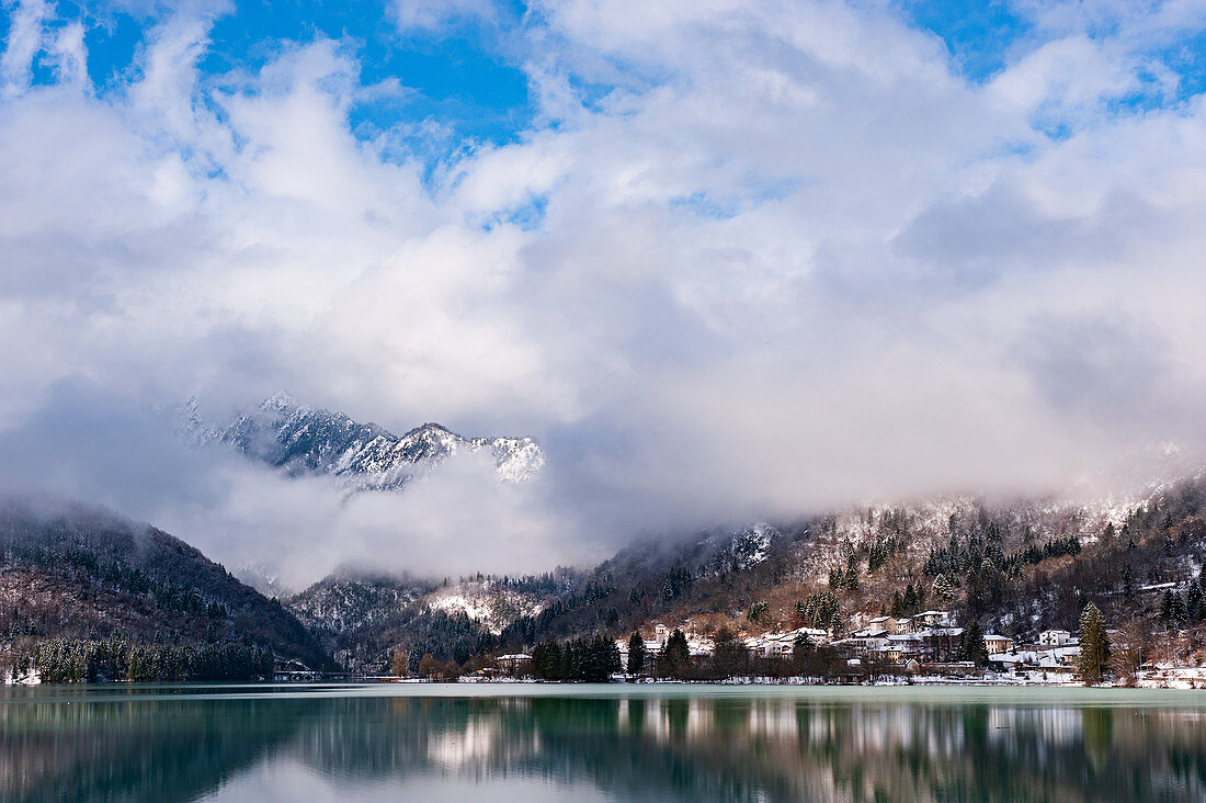 Winterlandschaft des touristischen Dorfes Barcis und  See in den friaulischen Dolomiten. Italien