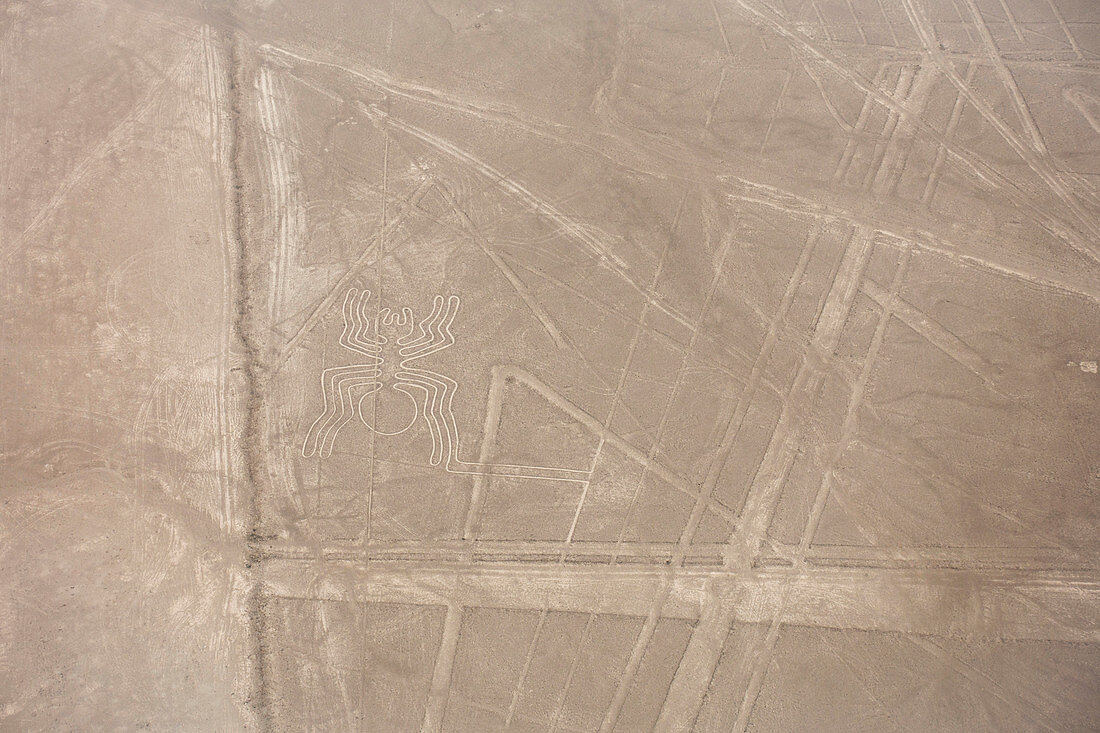 Luftaufnahme von Nazca-Linien, präkolumbianische Geoglyphen, die in Wüstensand, Nazca, Südperu geätzt wurden.