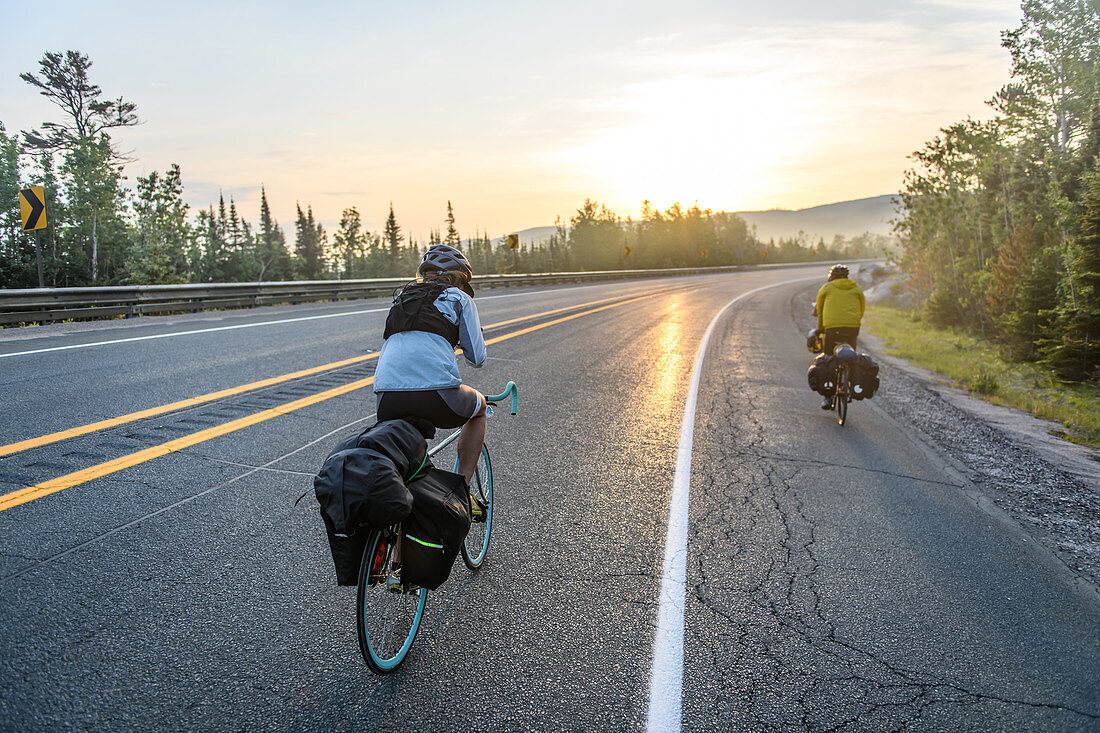 Radfahrer auf der Straße, Ontario, Kanada