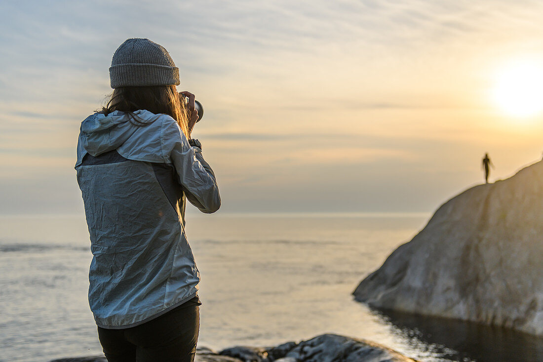 Fotograf an der Küste, Freund in der Ferne fotografierend, Ontario, Kanada