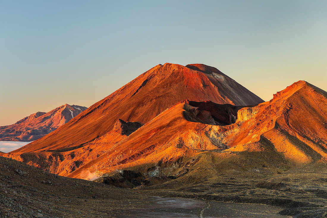 Mount Ngauruhoe und Mount Tongariro bei Sonnenaufgang, Tongariro National Park, UNESCO-Weltkulturerbe, Nordinsel, Neuseeland, Pazifik