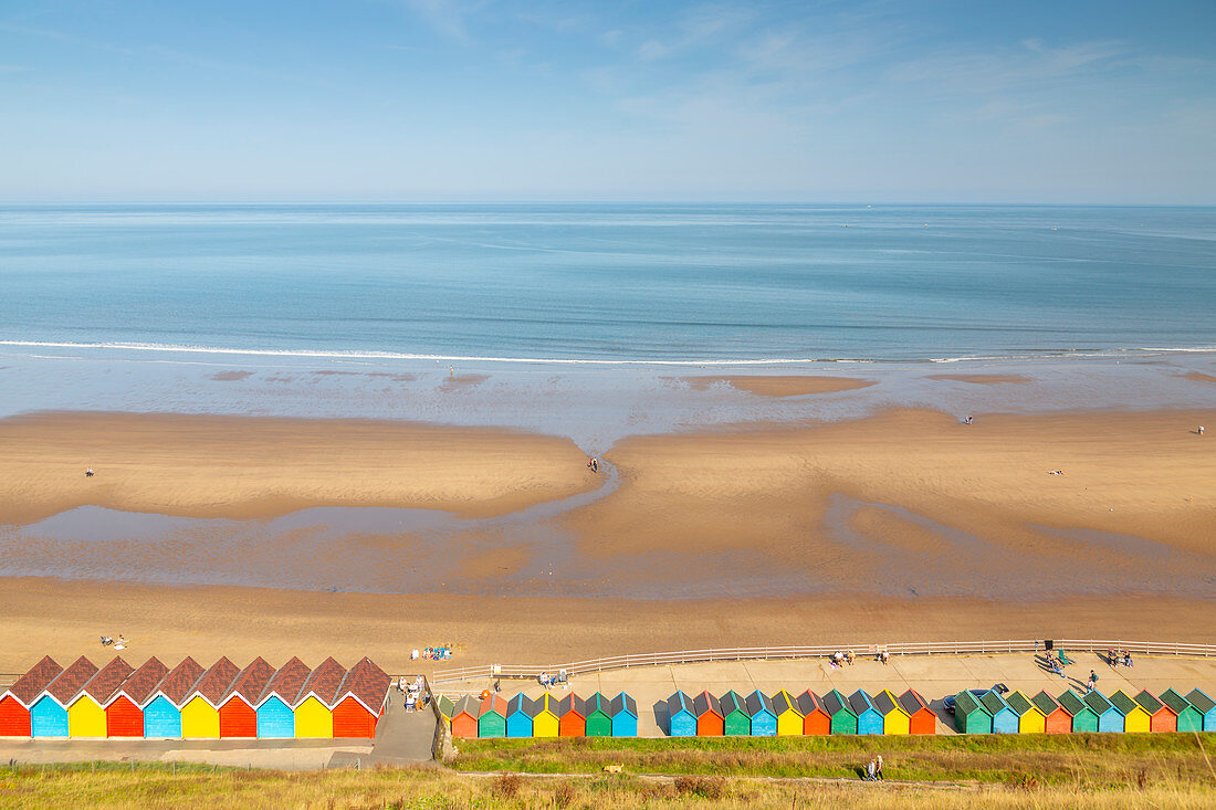 Ansicht der bunten Strandhütten auf West Cliff Beach, Whitby, North Yorkshire, England, Vereinigtes Königreich, Europa