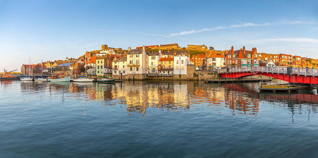 Ansicht der St. Mary's Church und Reflexionen auf Fluss Esk bei Sonnenuntergang, Whitby, Yorkshire, England, Vereinigtes Königreich, Europa