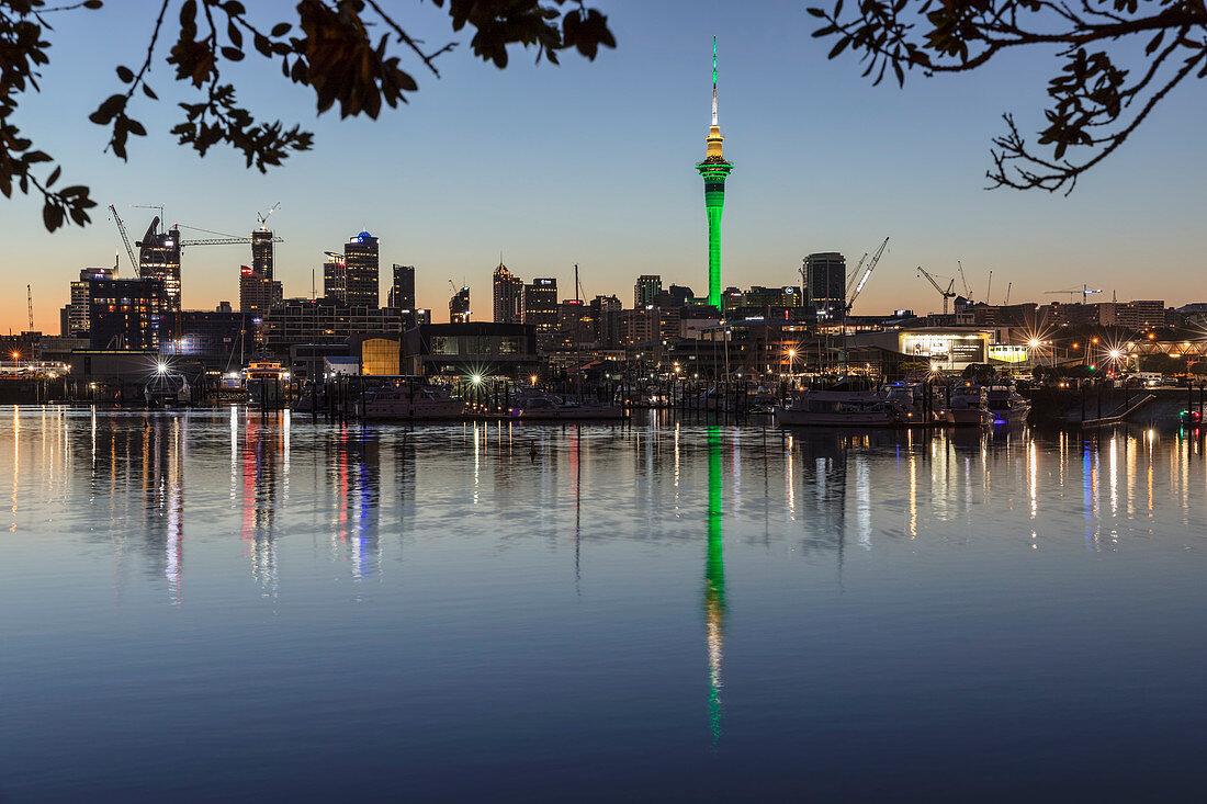 Sky Tower und Skyline bei Westhaven Marina, Auckland, Nordinsel, Neuseeland, Pazifik