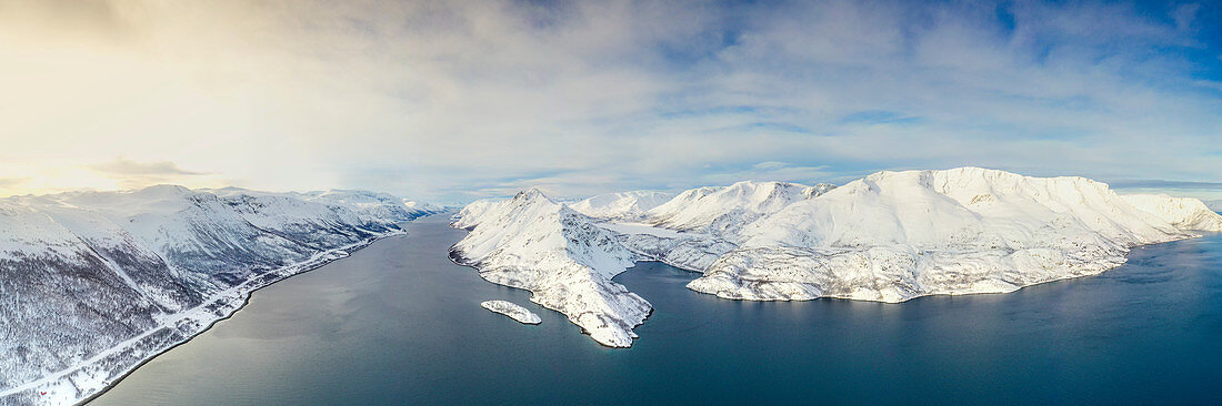 Luftaufnahme des Altafjords und der schneebedeckten Berge entlang der Küste, Grafschaft Troms og Finnmark, Nordnorwegen, Skandinavien, Europa