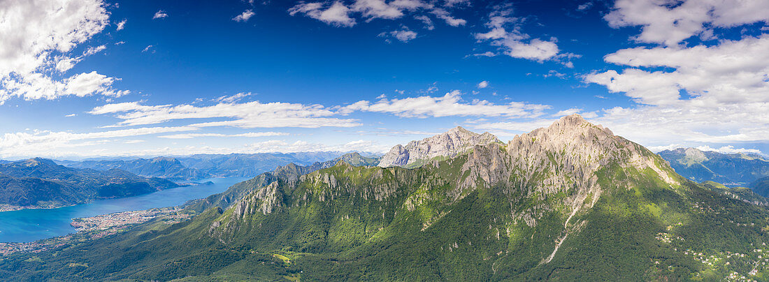 Luftaufnahme von Grigne Bergen mit Abbadia Lariana und Mandello Del Lario im Hintergrund, Comer See, Lecco, Lombardei, Italien, Europa