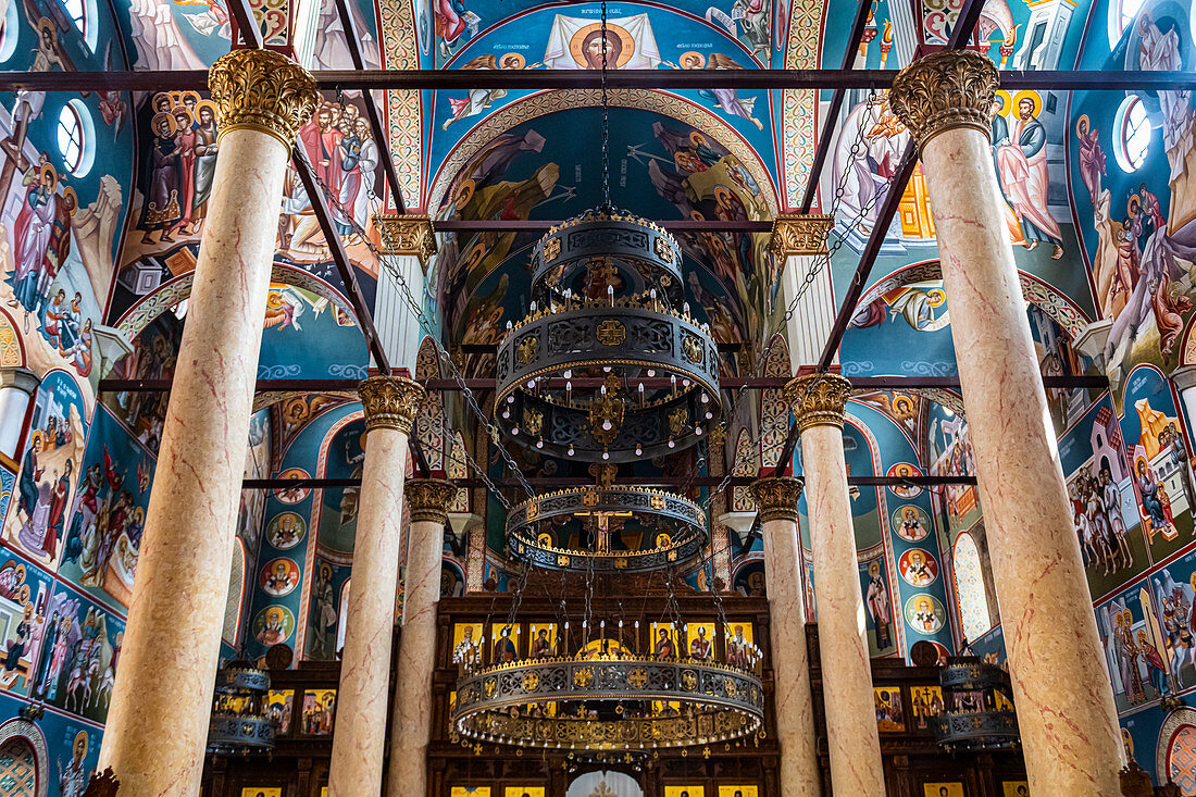 Bunte religiöse Wandmalereien, orthodoxe Kathedrale der Heiligen Dreifaltigkeit, Niš, Serbien, Europa