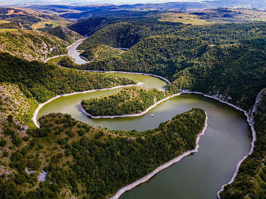 Uvac Fluss, der sich durch die Berge schlängelt, Uvac Special Nature Reserve, Serbien, Europa