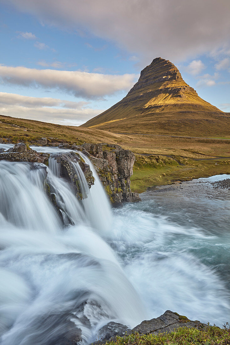 Eine der bekanntesten Landschaften Islands, Mount Kirkjufell und Kirkjufellsfoss Falls, in der Nähe von Grundarfjordur, Halbinsel Snaefellsnes, Island, Polarregionen
