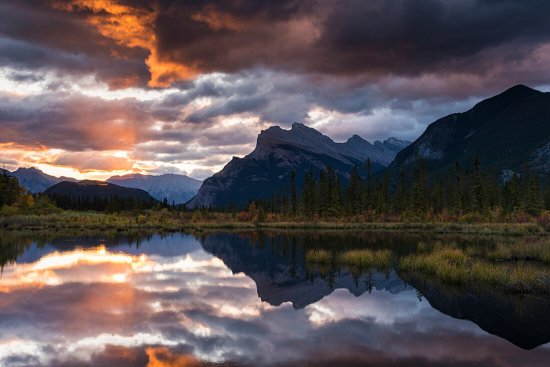 Sonnenaufgang an Vermillion Lakes mit Mount Rundle im Herbst, Banff-Nationalpark, UNESCO-Weltkulturerbe, Alberta, kanadische Rocky Mountains, Kanada, Nordamerika