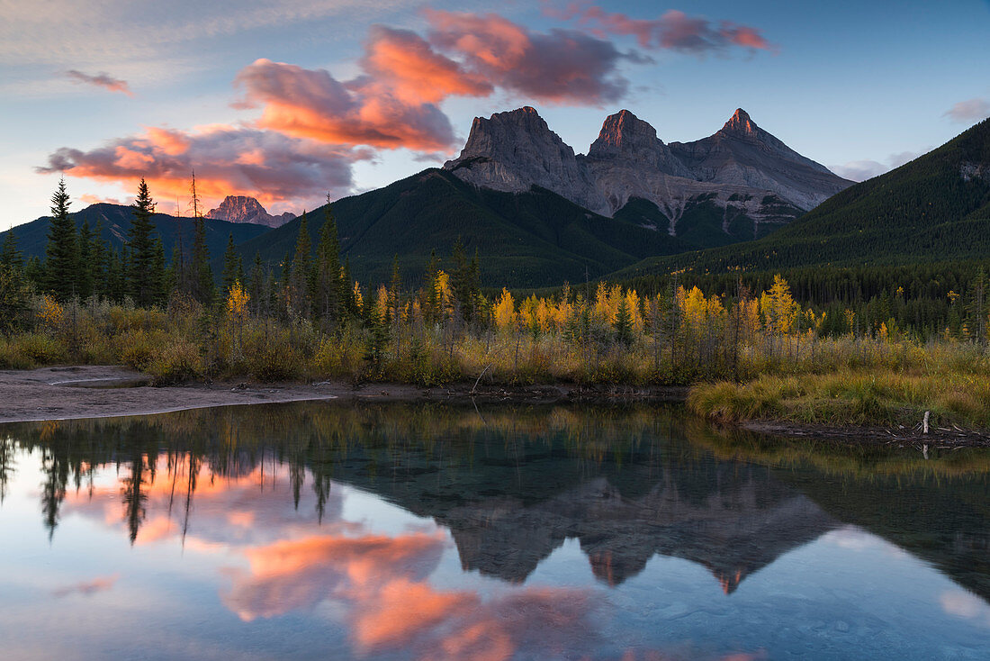 Sonnenaufgang im Herbst bei Three Sisters Peaks in der Nähe des Banff-Nationalparks, Canmore, Alberta, kanadische Rocky Mountains, Kanada, Nordamerika