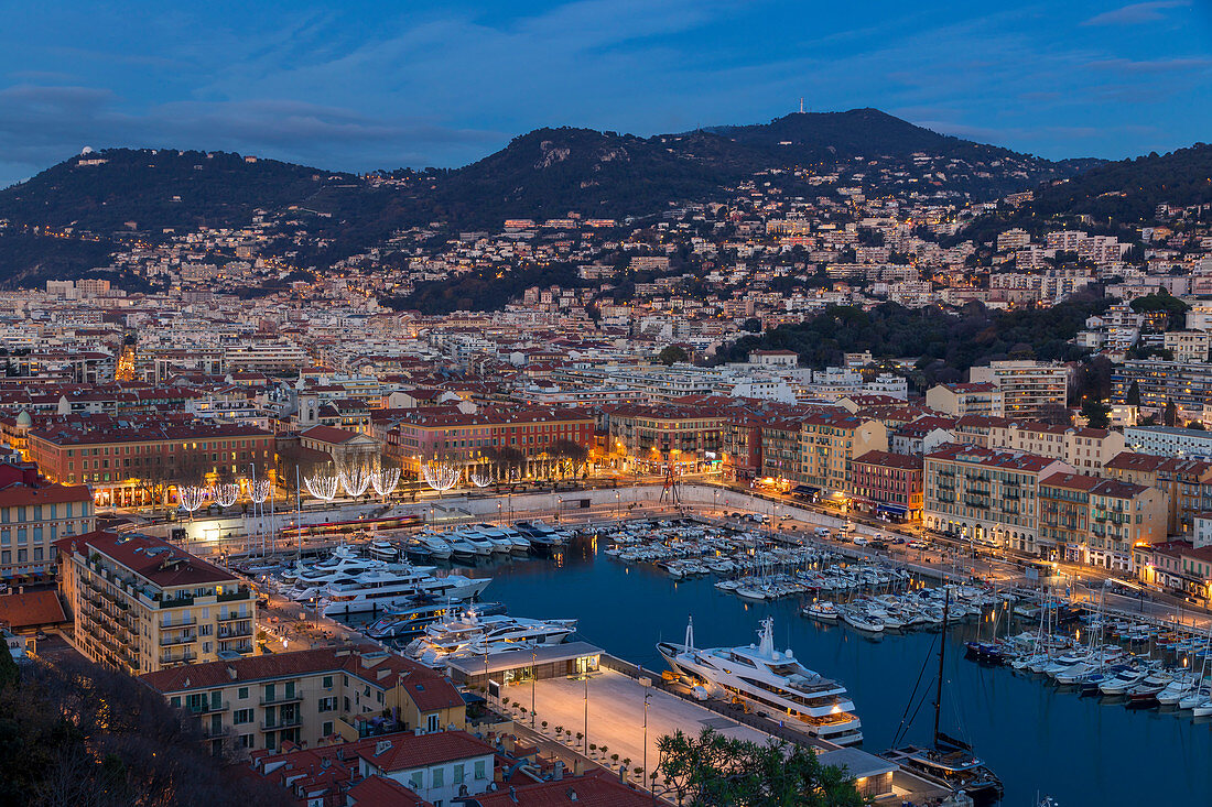 Erhöhte Ansicht vom Burgberg hinunter zu Port Lympia in der Dämmerung, Nizza, Alpes Maritimes, Côte d'Azur, französische Riviera, Provence, Frankreich, Mittelmeer, Europa