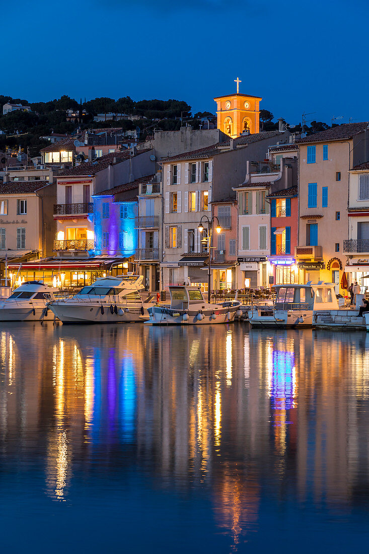 Blick vom Hafen auf die Altstadt in der Abenddämmerung, Cassis, Bouches du Rhone, Provence, Frankreich, Mittelmeer, Europa