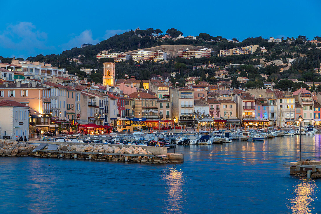 Blick vom Hafen auf die Altstadt in der Abenddämmerung, Cassis, Bouches du Rhone, Provence, Frankreich, Mittelmeer, Europa