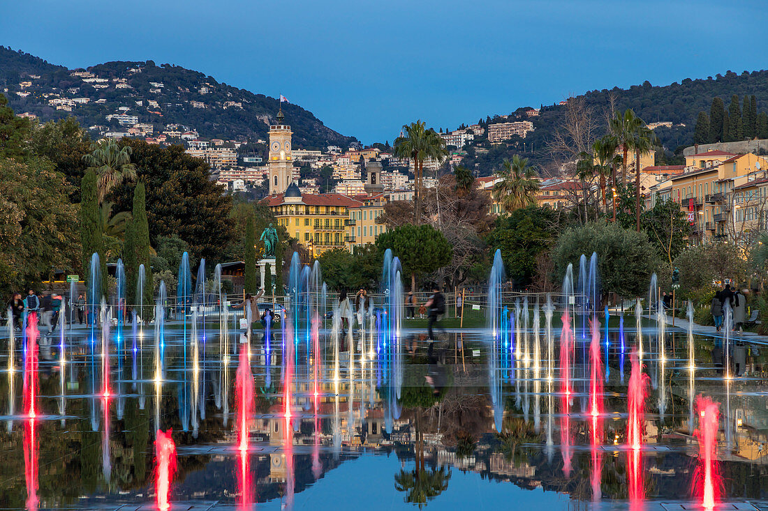 Beleuchteter Spiegelwasserbrunnen an der Promenade du Paillon, Nizza, Alpes Maritimes, Côte d'Azur, Französische Riviera, Provence, Frankreich, Europa