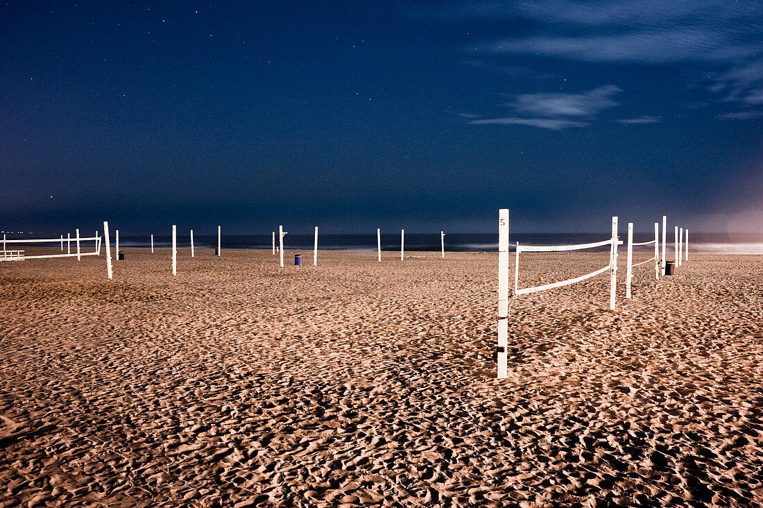 Beachvolleyballnetze auf Sand am Strand.