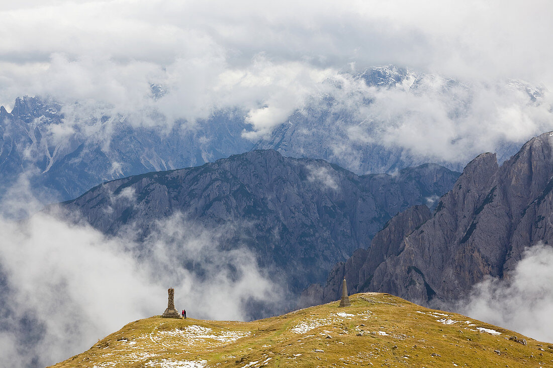 Wanderer und Denkmäler, Trentino-Südtirol, Südtirol im Bezirk Bozen, Alta Pusteria, Hochpustertal, Sexten Dolomiten, Italien