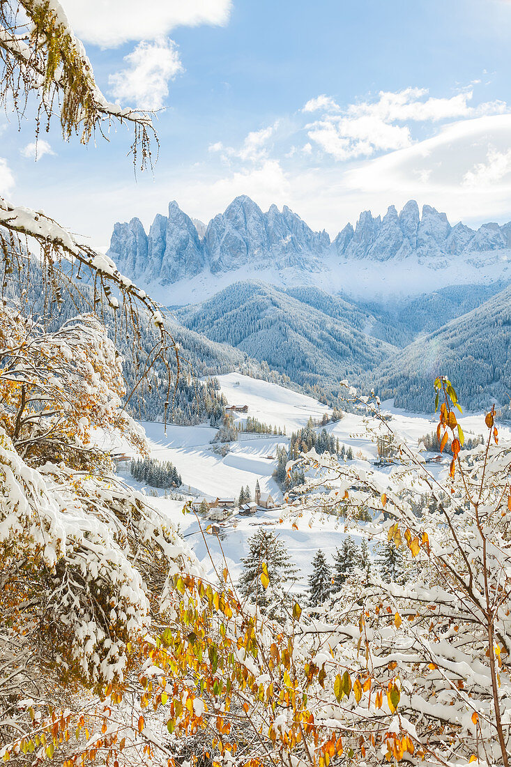 Winterschnee, Dorf St. Magdalena, Geisler Spitzen, Val di Funes, Dolomiten, Trentino-Südtirol, Südtirol, Italien