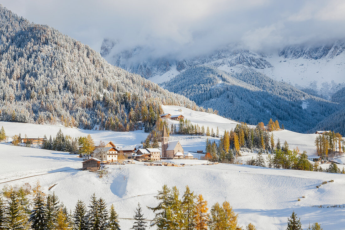 Winter snow, St. Magdalena village, Geisler Spitzen, Val di Funes, Dolomites mountains, Trentino-Alto Adige, South Tyrol, Italy