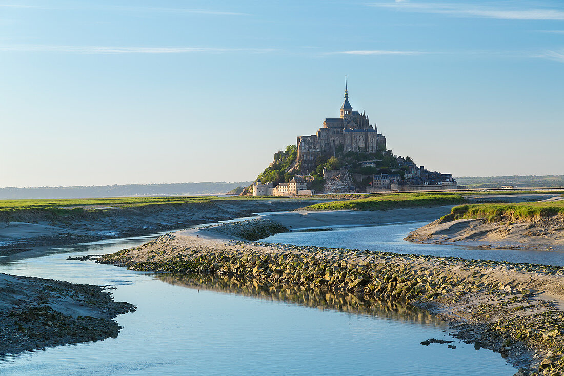 Die historische Zitadelle und Abteikirche von Le Mont Saint Michel in der Normandie.