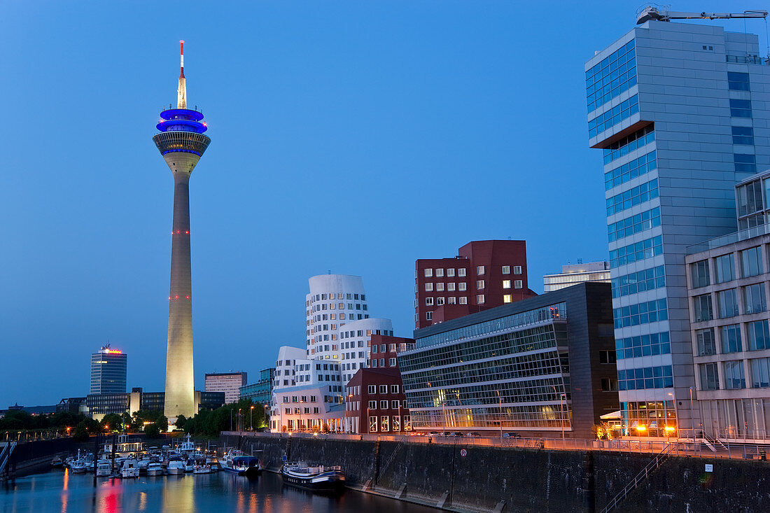 Rheinturm und Düsseldorfer Medienhafen in der Abenddämmerung, Düsseldorf, Deutschland