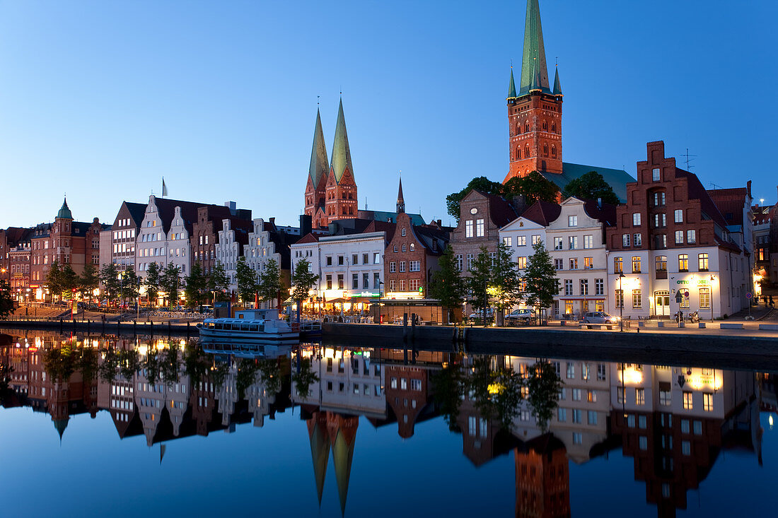 Altstadt und Fluss Trave bei Lübeck, St. Mary's und St. Peters Kirche links und rechts.