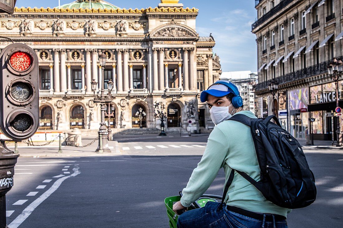 Radfahrer Mit Maske, Place De L Opera Während Der Covid-19 Pandemic Lockdown, Paris, Ile De France