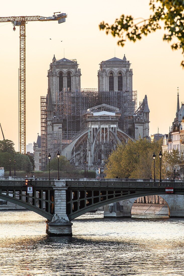 1 Jahr Nach Dem Feuer Wurde Die Kathedralen-Wiederaufbau-Website Notre Dame De Paris Während Der Covid-19-Pandemie-Sperrung In Paris, Ile De France, Geschlossen