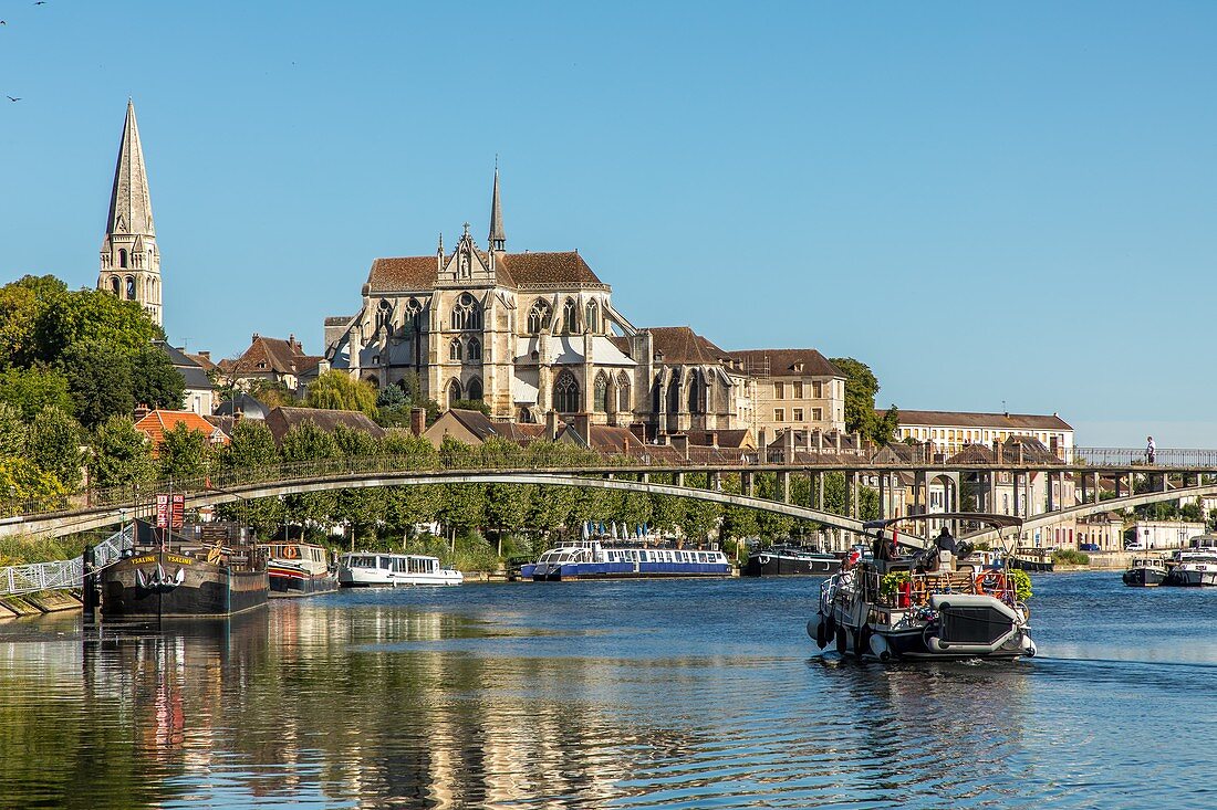 SAINT-ETIENNE CATHEDRAL AND SAINT-GERMAIN ABBEY, RIVER PORT ON THE YONNE, QUAY OF THE ANCIENNE ABBAYE (OLD ABBEY), AUXERRE, YONNE, BURGUNDY, FRANCE
