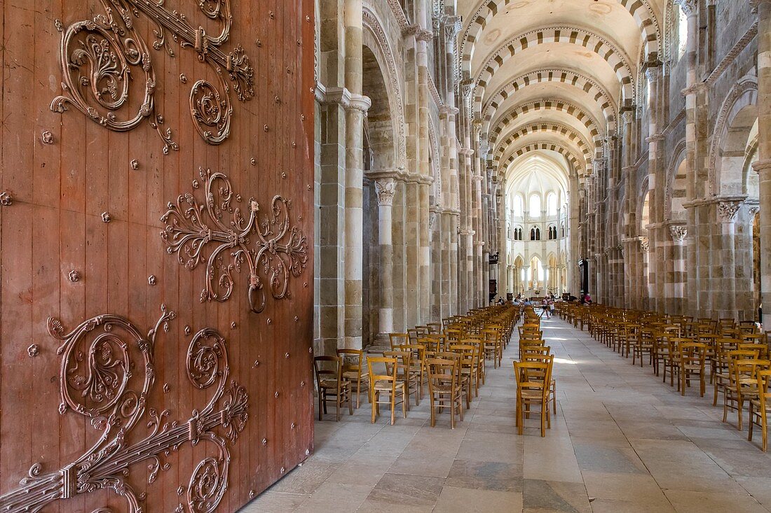 Haupttür Und Nave, Basilika Von Saint Mary Magdalene, Vezelay, Yonne, Burgund, Frankreich