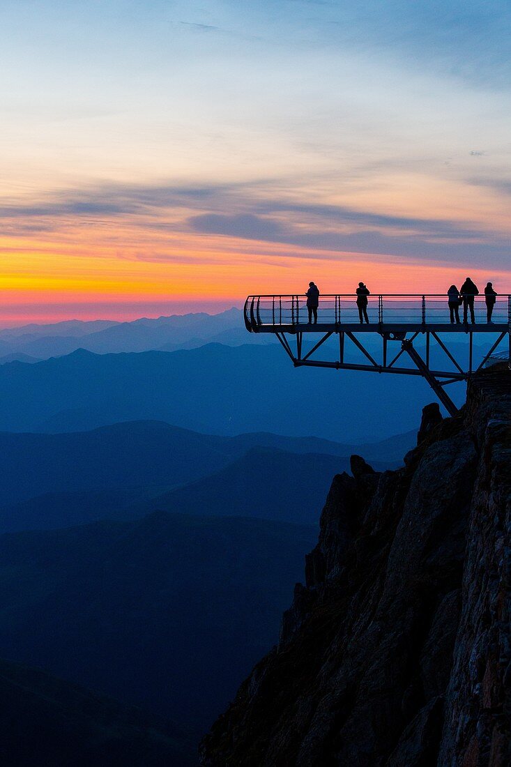 SUNRISE, A PONTOON IN THE SKY, PIC DU MIDI DE BIGORRE, BAGNERES DE BIGORRE, HAUTES PYRENEES, MIDI PYRENEES, OCCITANIE, FRANCE