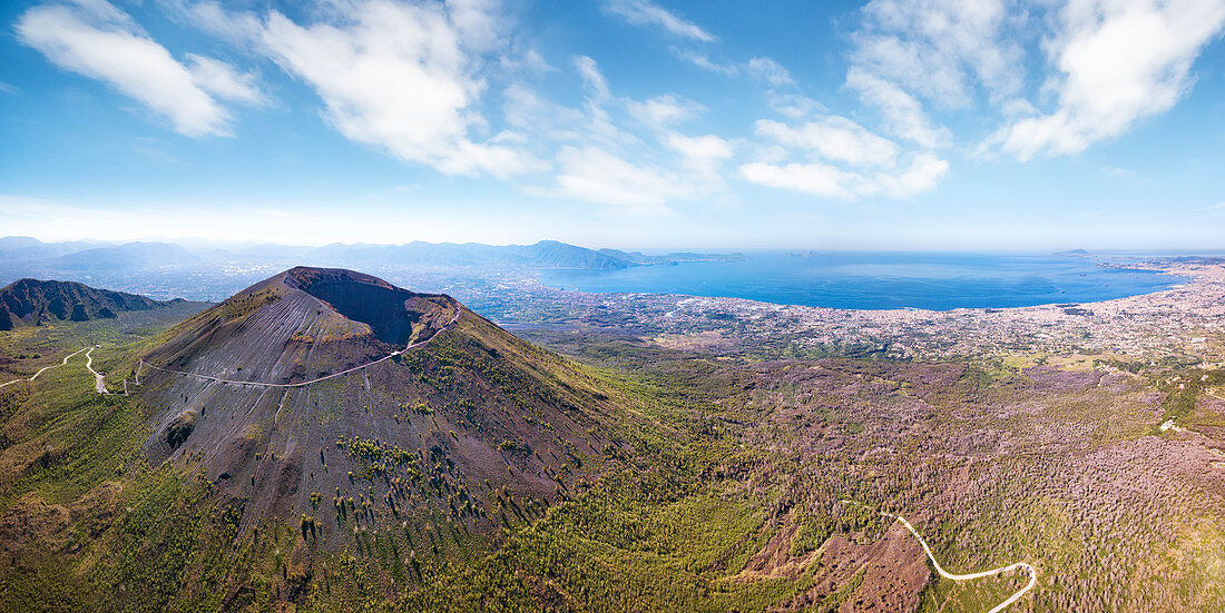 Abgewinkelte Luftaufnahme des Vesuv-Vulkans, Neapel, Kampanien, Italien, Europa