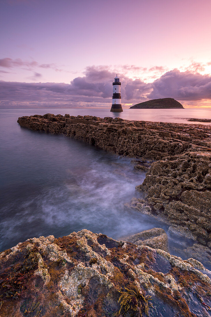 Sonnenaufgang über Penmon Point Leuchtturm, Anglesey, Nordwales, Vereinigtes Königreich, Europa