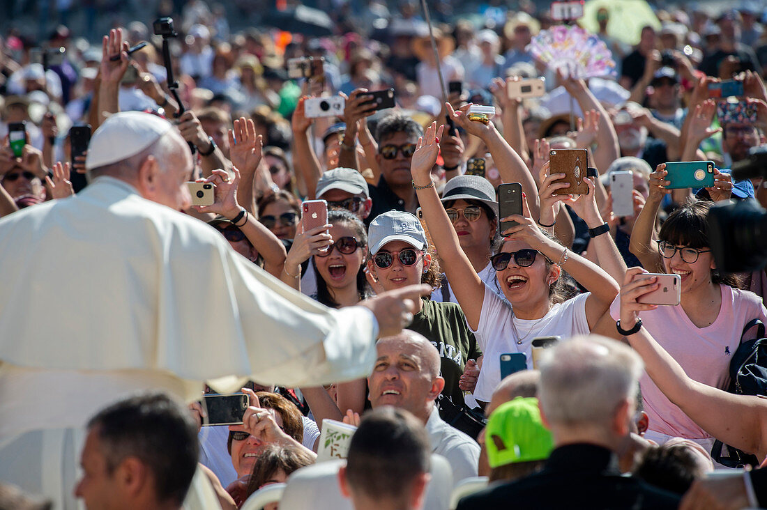 Papst Franziskus kommt zu seiner wöchentlichen allgemeinen Audienz auf den Petersplatz im Vatikan, Rom, Latium, Italien, Europa