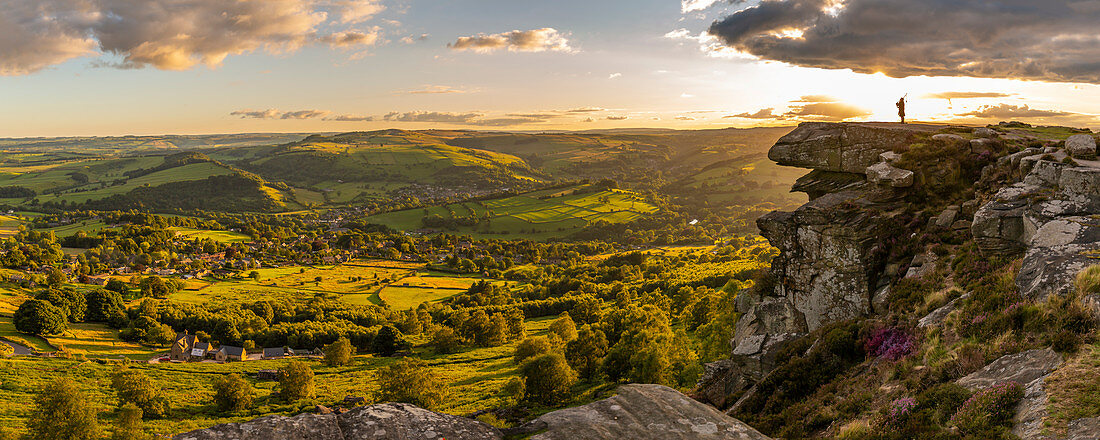 Ansicht des einsamen Pfeifers bei Sonnenuntergang auf Curbar Edge, Curbar, Hope Valley, Nationalpark Peak District, Derbyshire, England, Vereinigtes Königreich, Europa