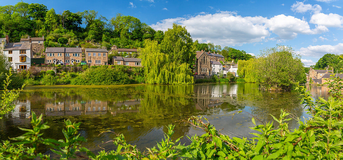 Ansicht der Reflexionen in Cromford Teich, Cromford, Derbyshire Dales, Derbyshire, England, Vereinigtes Königreich, Europa