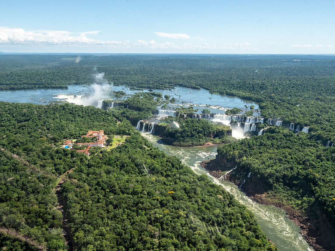 Luftaufnahme mit dem Hubschrauber von Iguacu Falls (Cataratas do Iguacu), UNESCO-Weltkulturerbe, Parana, Brasilien, Südamerika