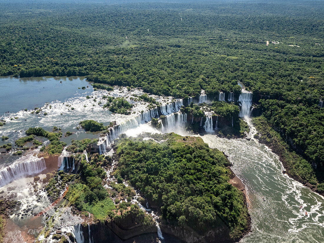 Luftaufnahme mit dem Hubschrauber von Iguacu Falls (Cataratas do Iguacu), UNESCO-Weltkulturerbe, Parana, Brasilien, Südamerika