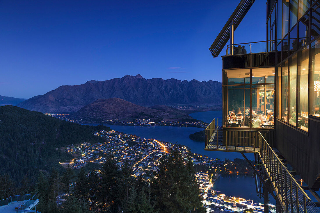 Blick über Queenstown und den Lake Wakatipu von der Skyline Queenstown Bar und Restaurant, Otago, Südinsel, Neuseeland, Pazifik