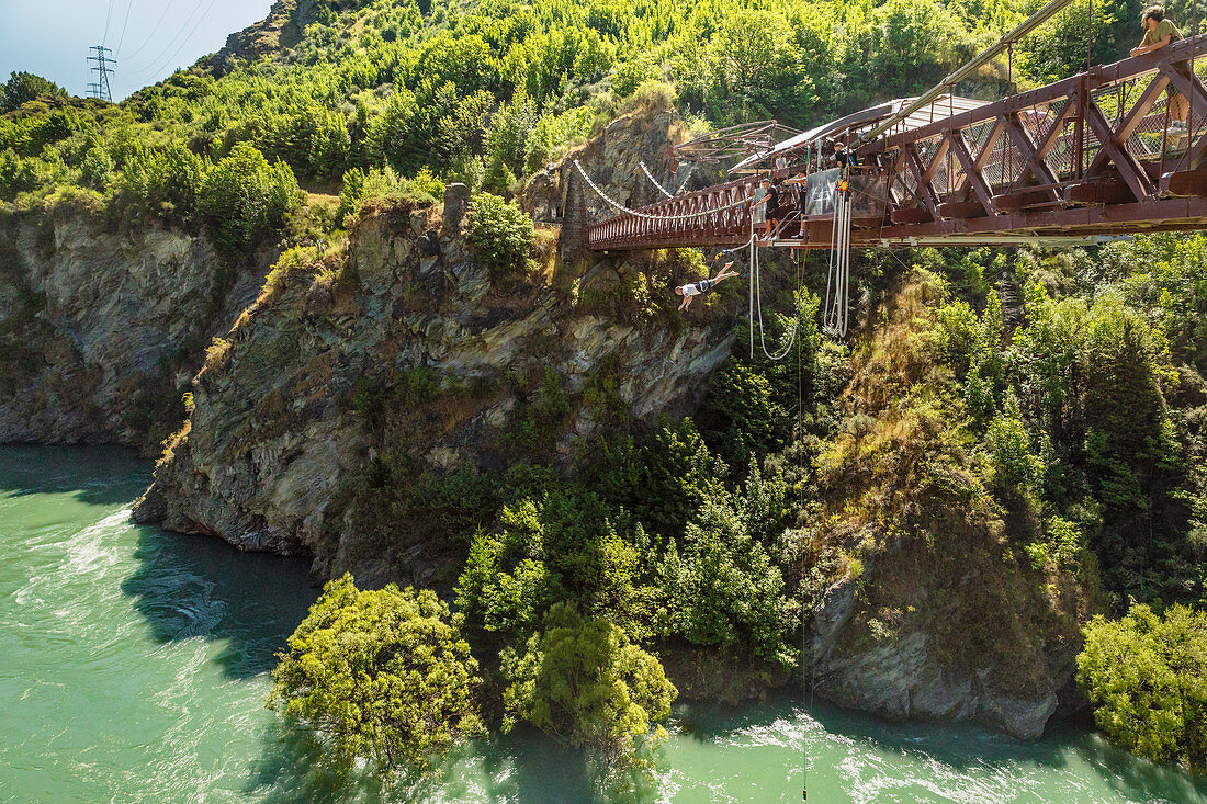 Bungee-Springen von Kawarau-Brücke, Kawarau-Flussschlucht, Queenstown, Otago, Südinsel, Neuseeland, Pazifik