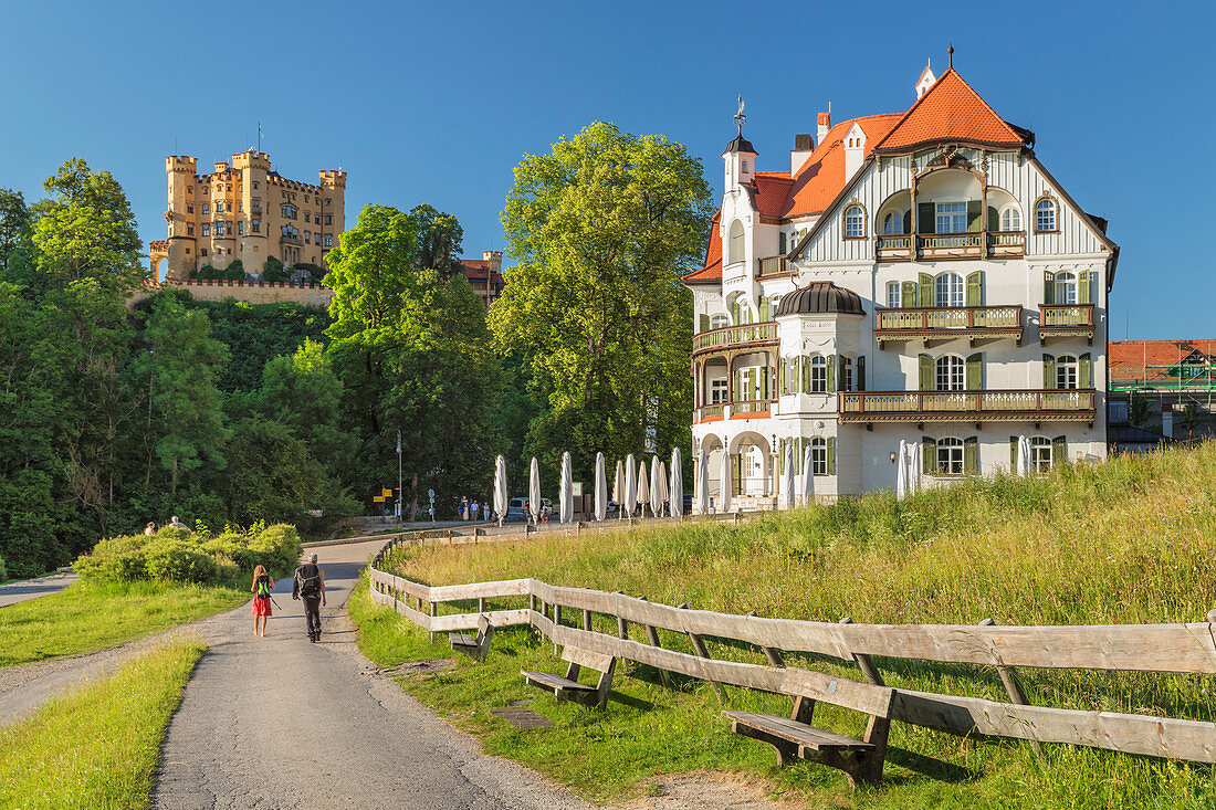 Schloss Hohenschwangau und Alpenrose Hotel, Schwangau, Allgau, Schwaben, Bayern, Deutschland, Europa